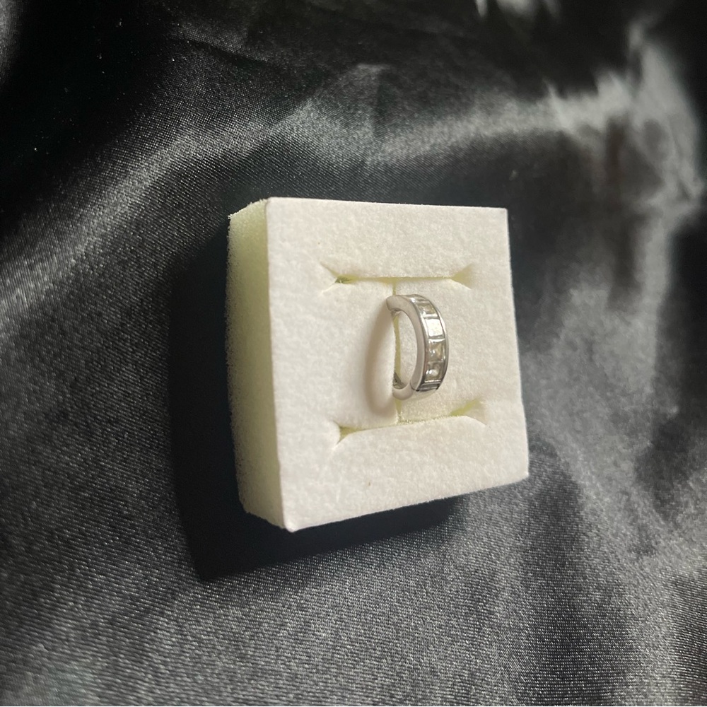 18k white gold and diamond earring.